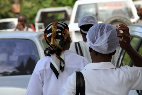 Religieuses se dirigeant vers l'église de Pétionville