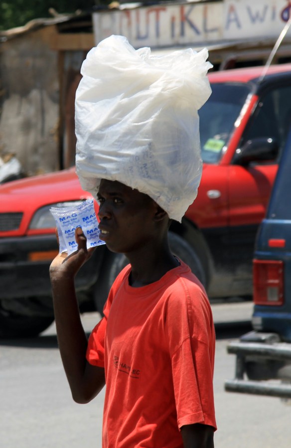 Garçon qui vend de l'eau